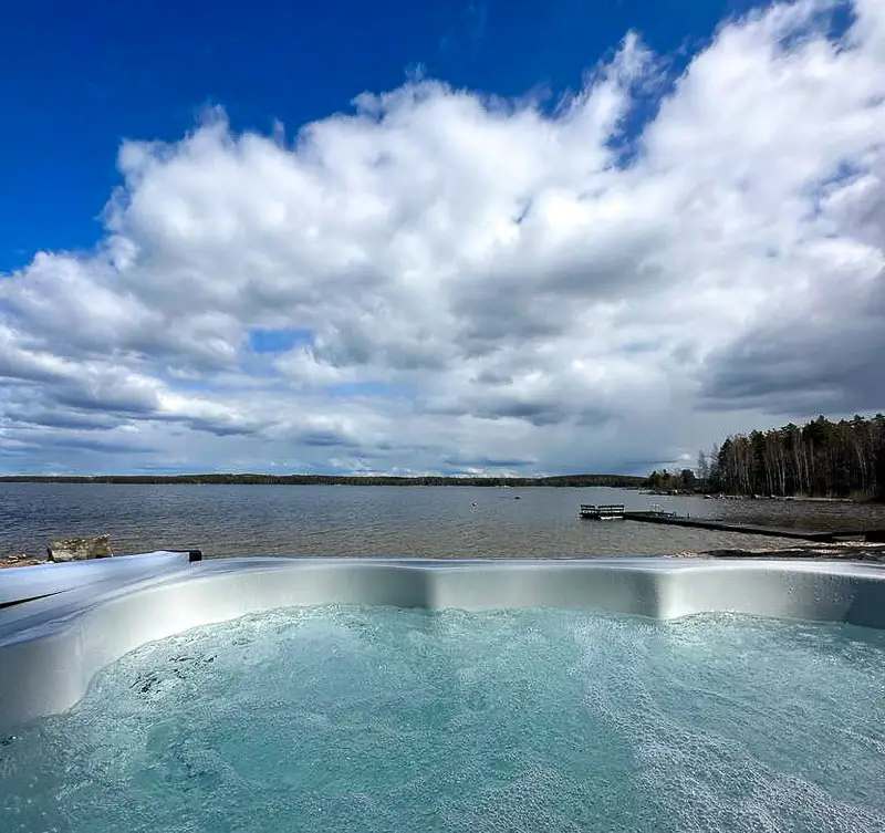 Lakeside hot tub at Grand Hideout Lake Päijänne in Vääksy, near Lahti, Finland