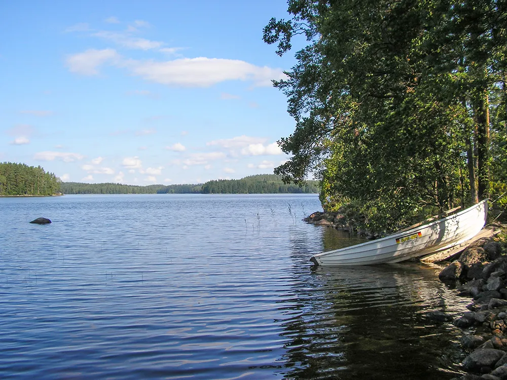 Soutuvene mökkirannassa Joutsassa