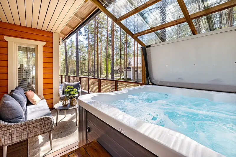 Hot tub at Jämin Pilotti cottage in Jämijärvi