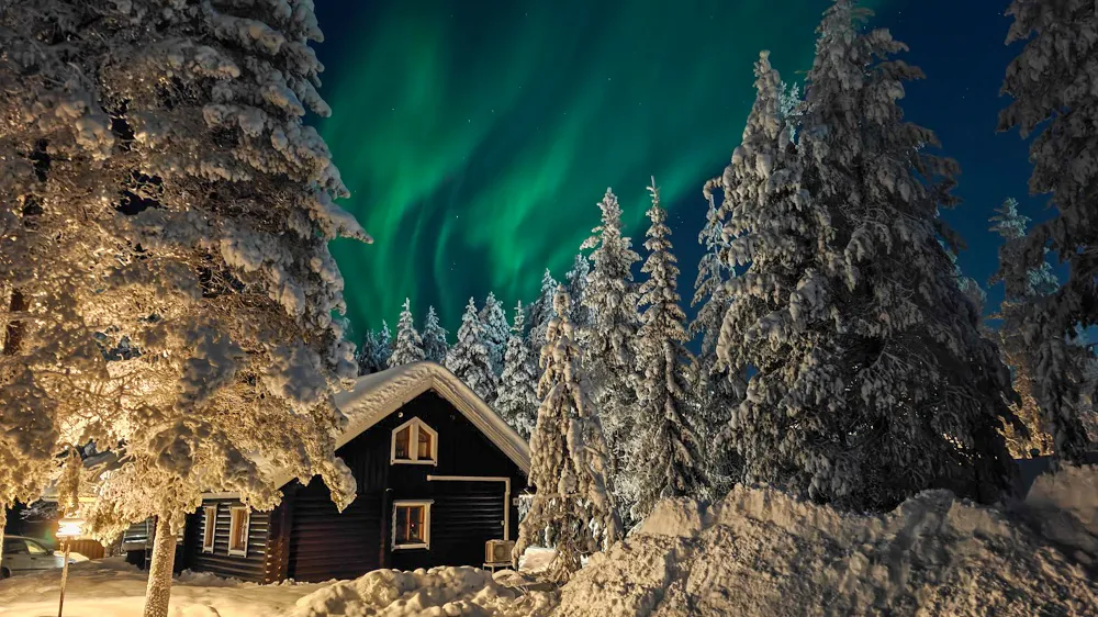 Northern Lights above Kankku 1 cabin in Levi