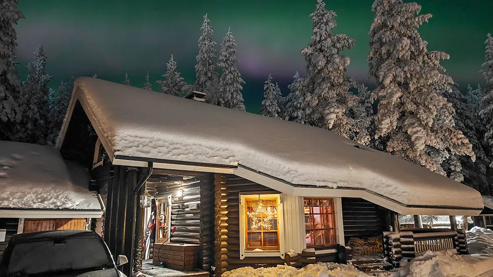Northern Lights above Kankku 4 cabin in Levi