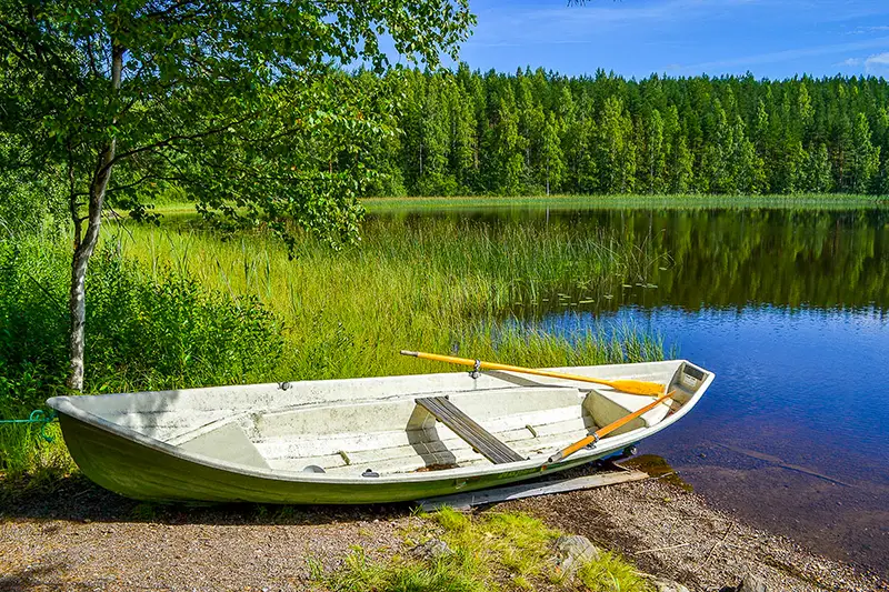 Rowing boat at lake shore in Loma-Pälsilä cottage in Kuhmoinen