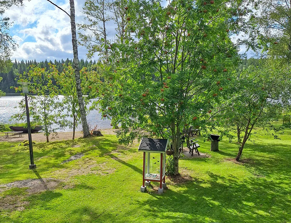 Mökki Ilvesjärvi gardens and lake view