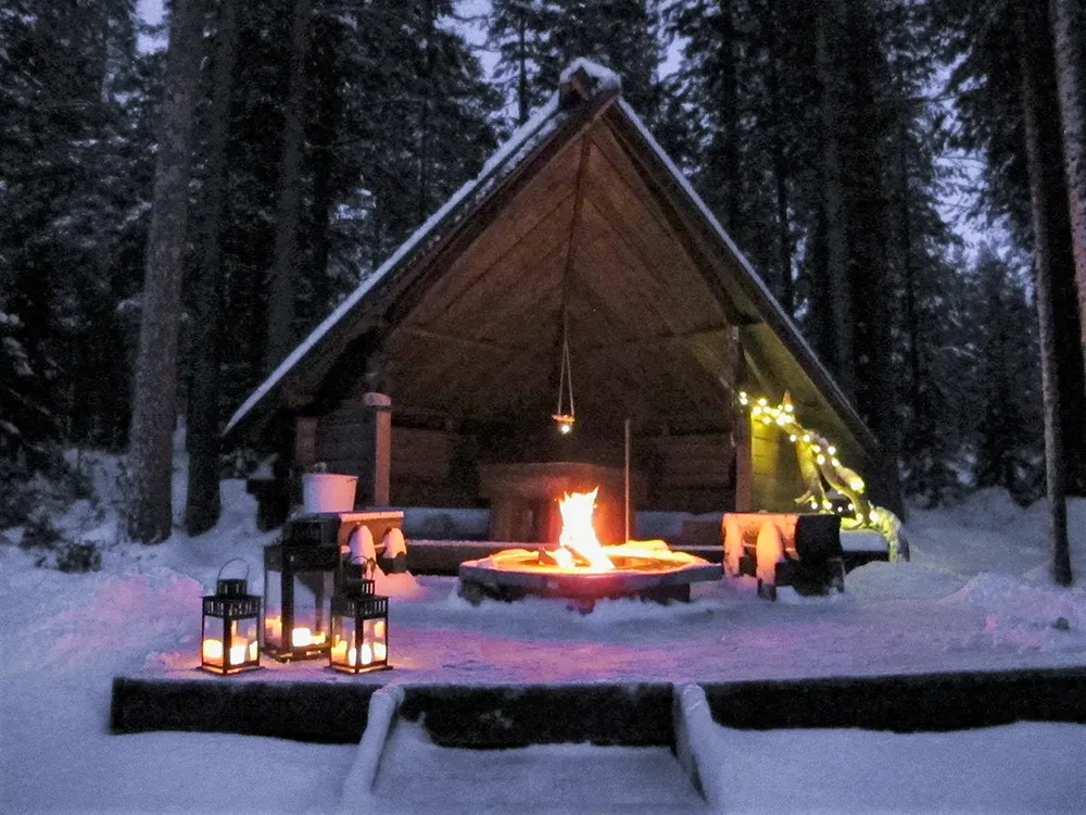 Atmospheric lean-to at Pyhänkarhu 1 cabin in Pyhä, Lapland