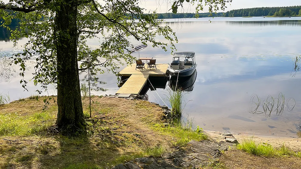 Lake shore and pier at Island Cottage in Saimaa