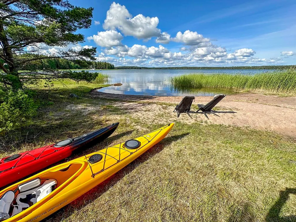 Kajakit hiekkarannalla Tammisaaressa